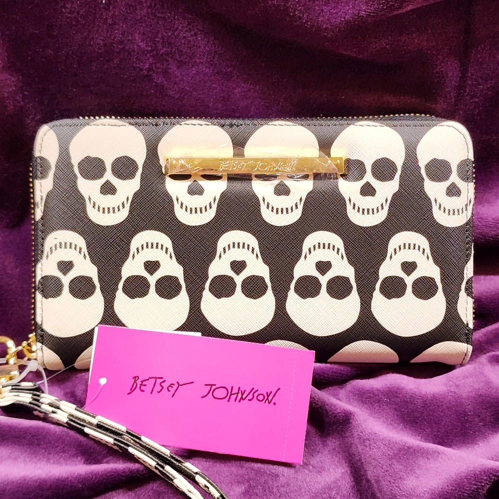Betsy Johnson Skull Wallet Wristlet Black and White NWT